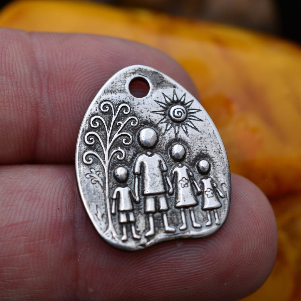 „Familie“-Anhänger aus 925er Silber – handgefertigter Talisman für Liebe und Schutz, skulpturaler Schmuck im Boho-Rustik-Stil | Art Diva