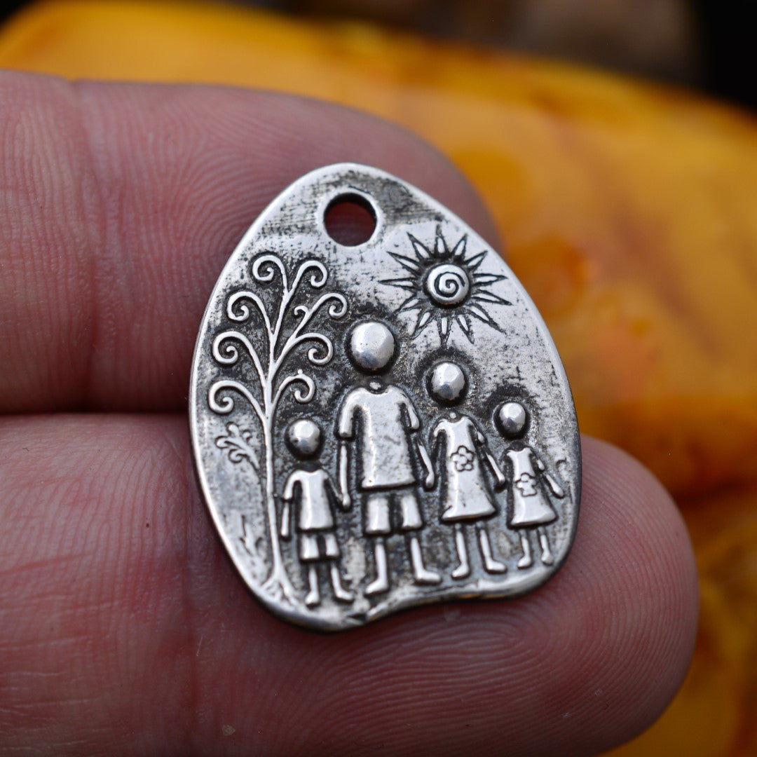 „Familie“-Anhänger aus 925er Silber – handgefertigter Talisman für Liebe und Schutz, skulpturaler Schmuck im Boho-Rustik-Stil | Art Diva