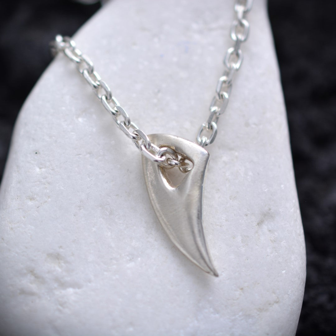 „Wolfszahn“ – handpolierter Herren-Anhänger aus 925er Silber, Talisman für Stärke und Schutz | Art Diva
