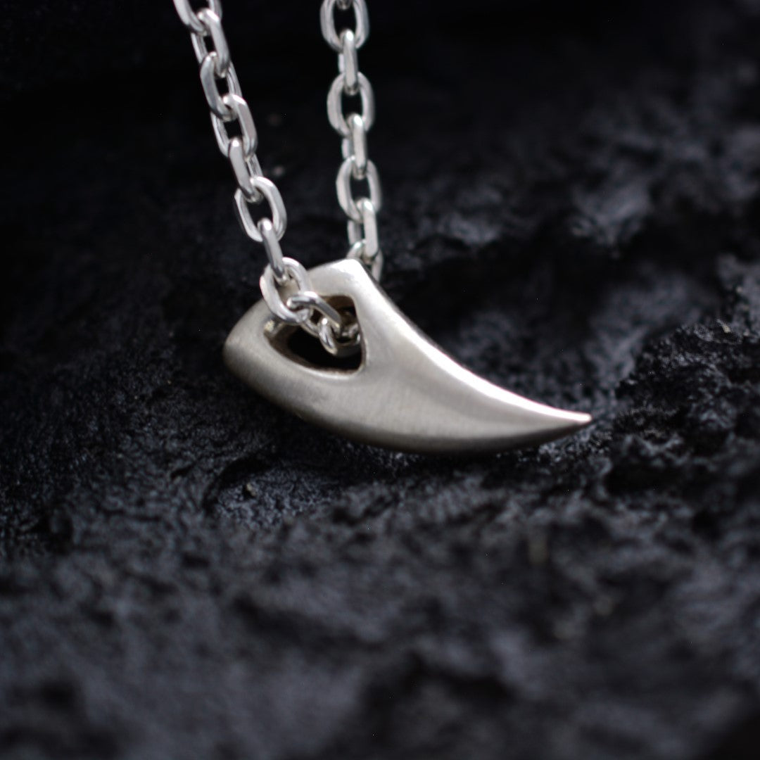 „Wolfszahn“ – handpolierter Herren-Anhänger aus 925er Silber, Talisman für Stärke und Schutz | Art Diva