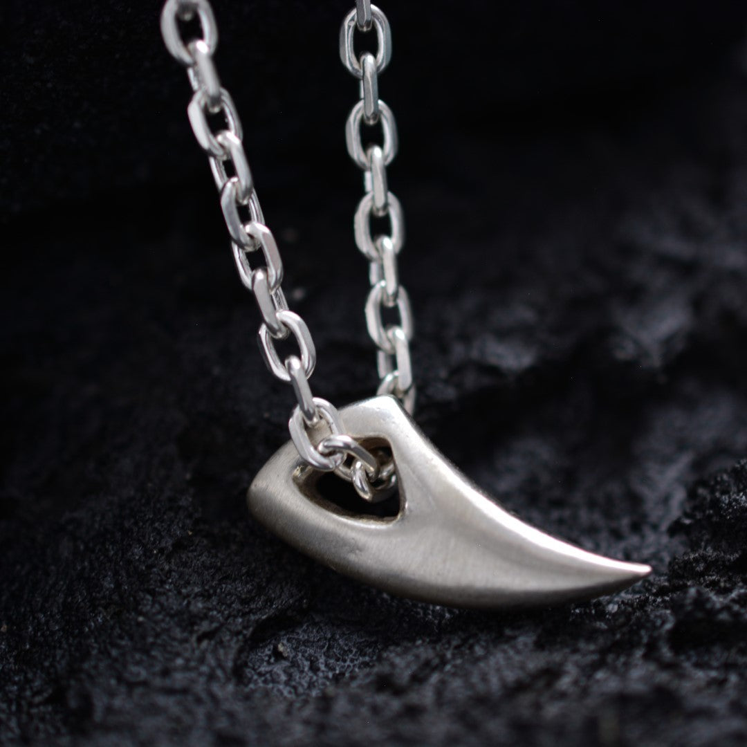 „Wolfszahn“ – handpolierter Herren-Anhänger aus 925er Silber, Talisman für Stärke und Schutz | Art Diva