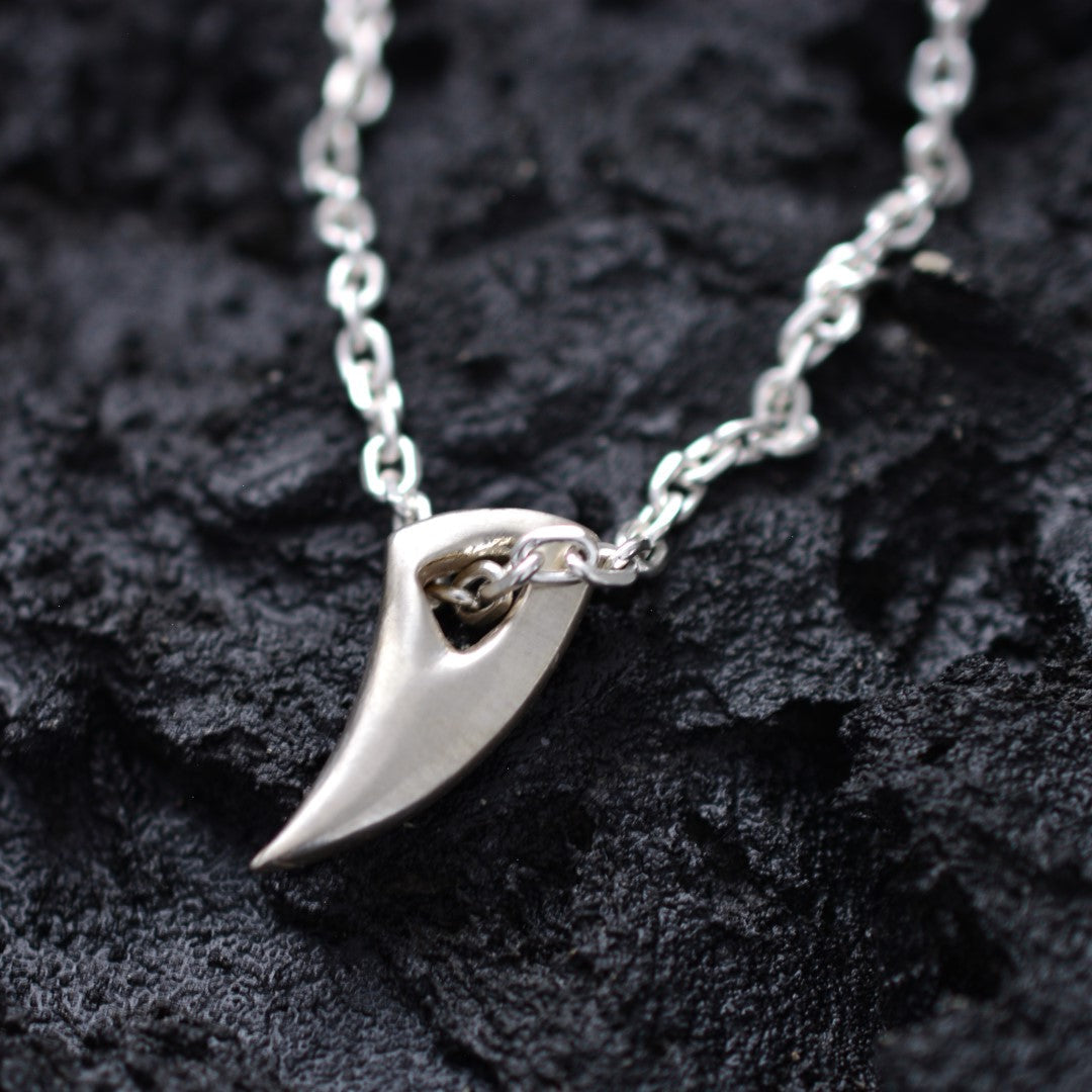 „Wolfszahn“ – handpolierter Herren-Anhänger aus 925er Silber, Talisman für Stärke und Schutz | Art Diva