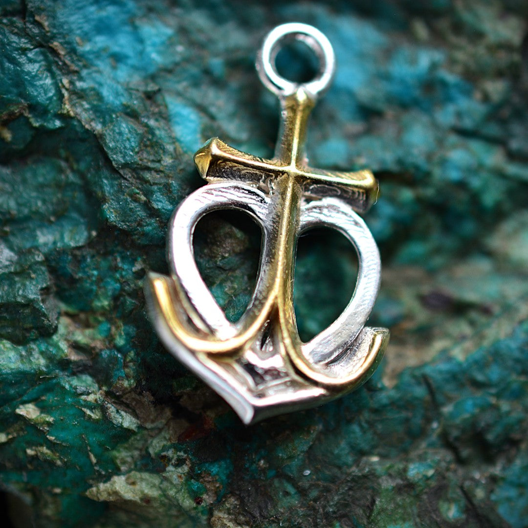 „Glaube • Hoffnung • Liebe“-Anhänger aus 925er Silber mit goldfarbenen Akzenten – maritimer Talisman, Skulpturenschmuck im Boho-Stil | Art Diva