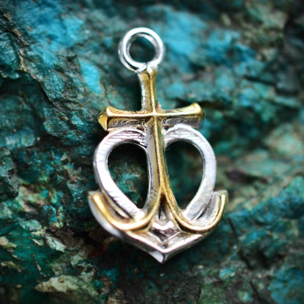 „Glaube • Hoffnung • Liebe“-Anhänger aus 925er Silber mit goldfarbenen Akzenten – maritimer Talisman, Skulpturenschmuck im Boho-Stil | Art Diva