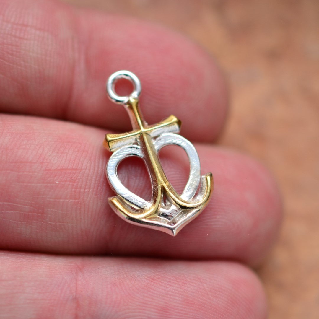 „Glaube • Hoffnung • Liebe“-Anhänger aus 925er Silber mit goldfarbenen Akzenten – maritimer Talisman, Skulpturenschmuck im Boho-Stil | Art Diva