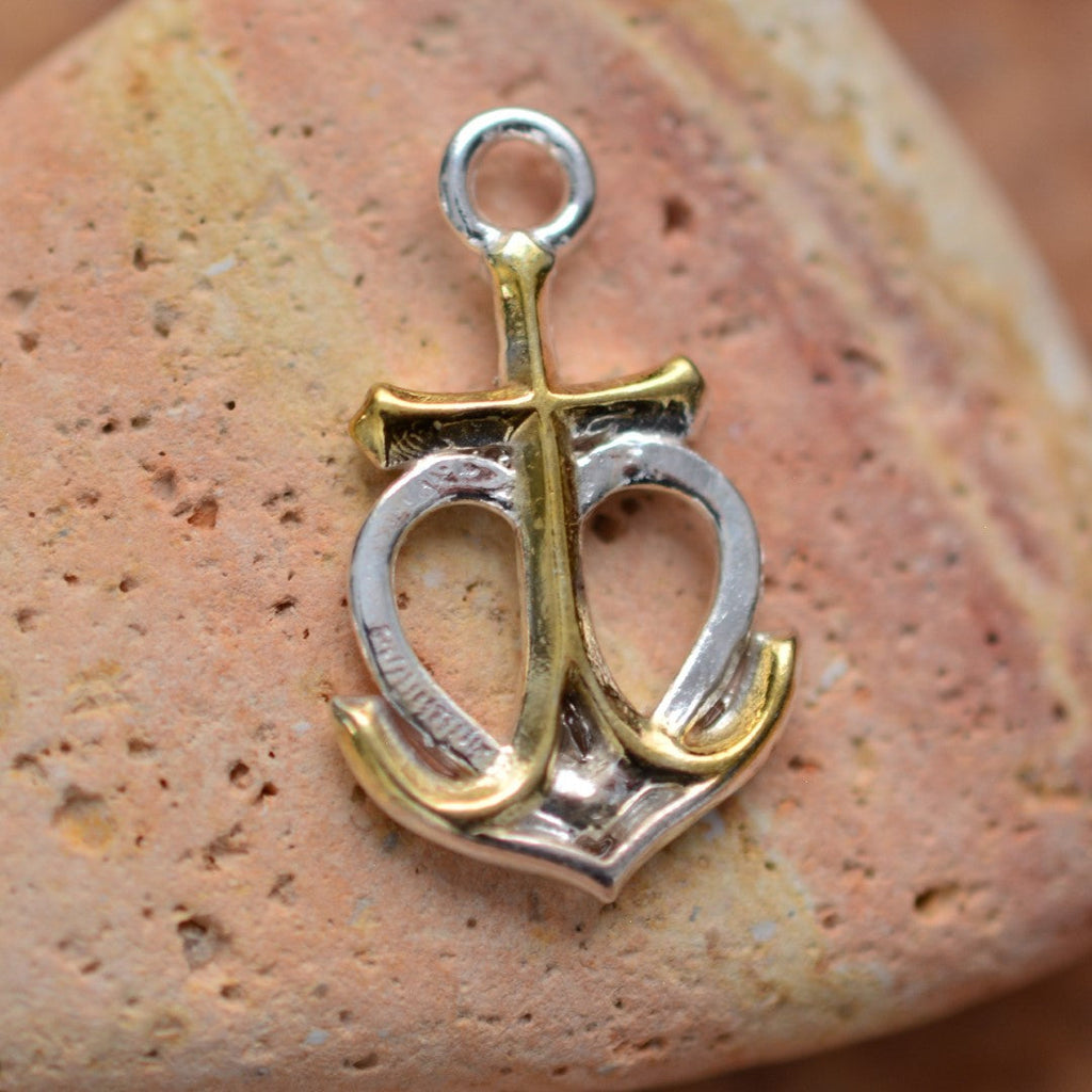 „Glaube • Hoffnung • Liebe“-Anhänger aus 925er Silber mit goldfarbenen Akzenten – maritimer Talisman, Skulpturenschmuck im Boho-Stil | Art Diva