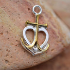 „Glaube • Hoffnung • Liebe“-Anhänger aus 925er Silber mit goldfarbenen Akzenten – maritimer Talisman, Skulpturenschmuck im Boho-Stil | Art Diva