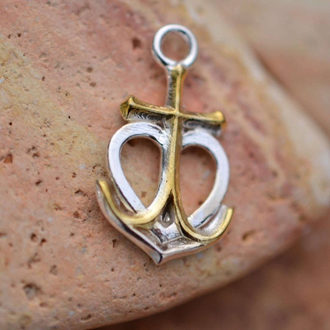 „Glaube • Hoffnung • Liebe“-Anhänger aus 925er Silber mit goldfarbenen Akzenten – maritimer Talisman, Skulpturenschmuck im Boho-Stil | Art Diva