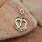„Glaube • Hoffnung • Liebe“-Anhänger aus 925er Silber mit goldfarbenen Akzenten – maritimer Talisman, Skulpturenschmuck im Boho-Stil | Art Diva