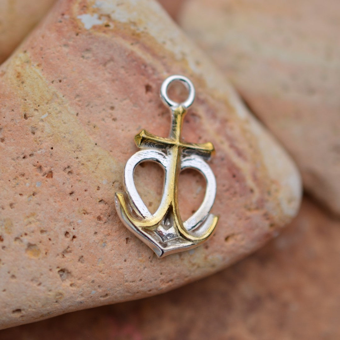 „Glaube • Hoffnung • Liebe“-Anhänger aus 925er Silber mit goldfarbenen Akzenten – maritimer Talisman, Skulpturenschmuck im Boho-Stil | Art Diva