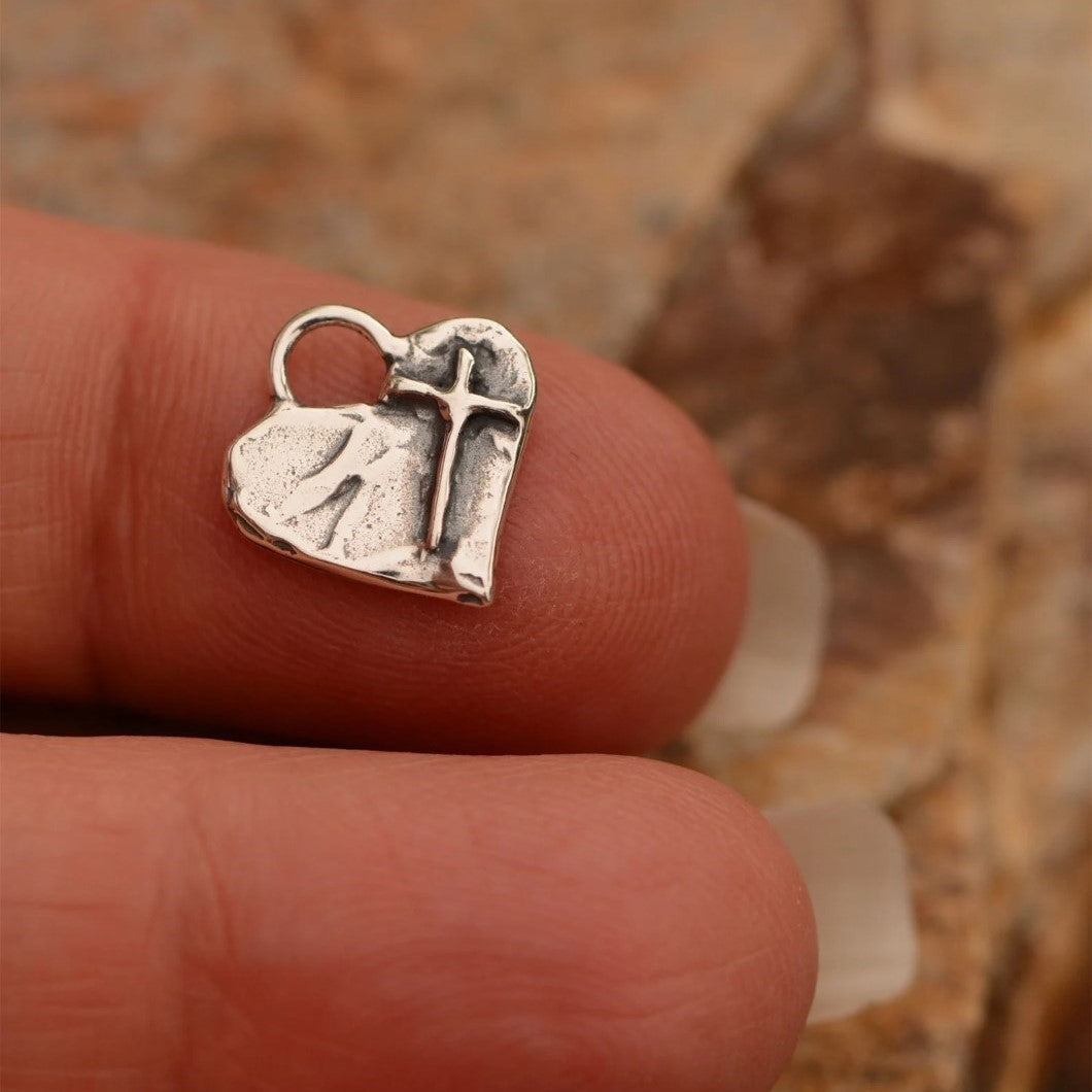 „Glaube an die Liebe“-Miniaturanhänger aus 925er Silber – christliches Herz mit Kreuz, handgefertigtes Symbol spiritueller Liebe | Art Diva