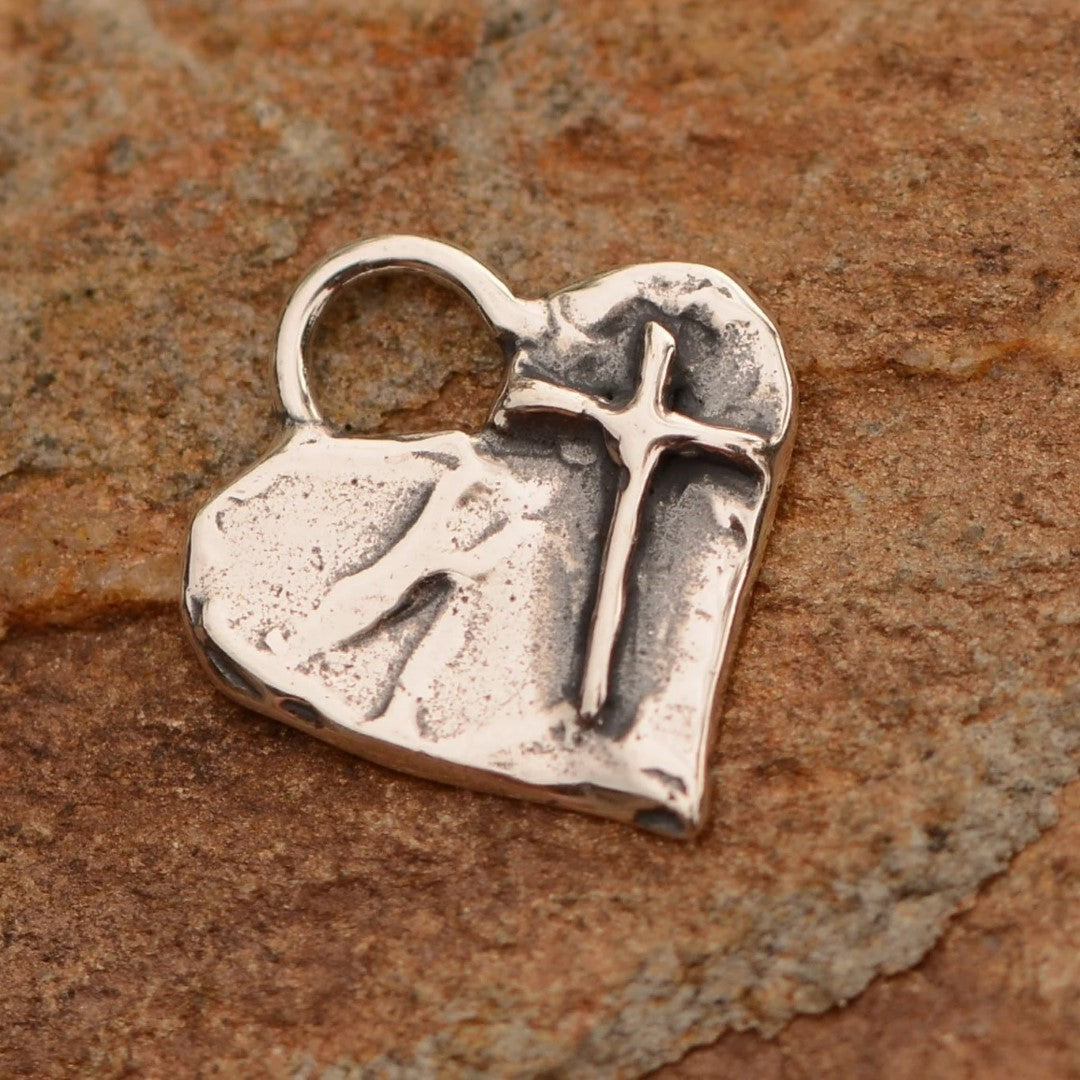 „Glaube an die Liebe“-Miniaturanhänger aus 925er Silber – christliches Herz mit Kreuz, handgefertigtes Symbol spiritueller Liebe | Art Diva