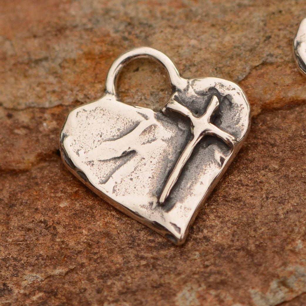 „Glaube an die Liebe“-Miniaturanhänger aus 925er Silber – christliches Herz mit Kreuz, handgefertigtes Symbol spiritueller Liebe | Art Diva