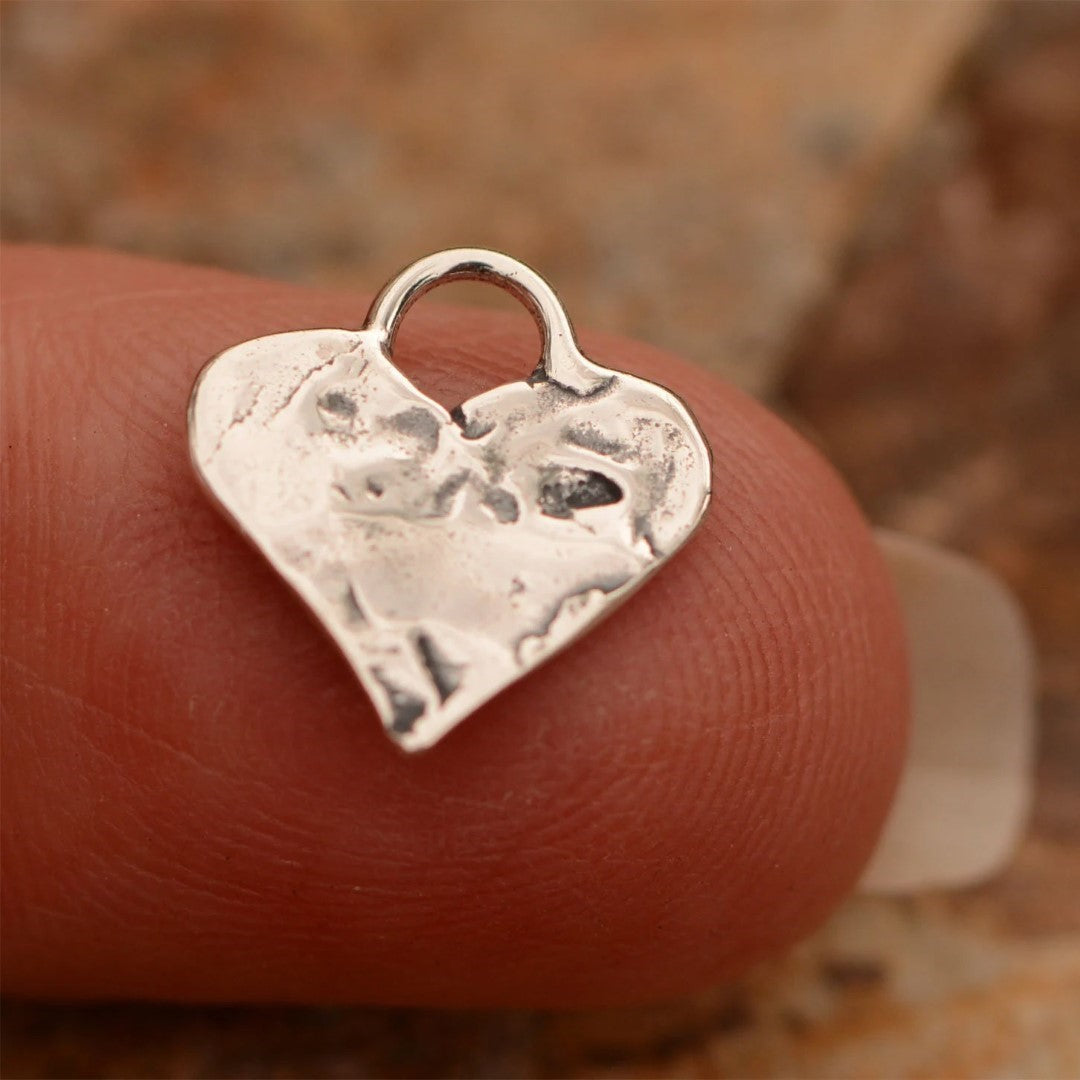 „Glaube an die Liebe“-Miniaturanhänger aus 925er Silber – christliches Herz mit Kreuz, handgefertigtes Symbol spiritueller Liebe | Art Diva