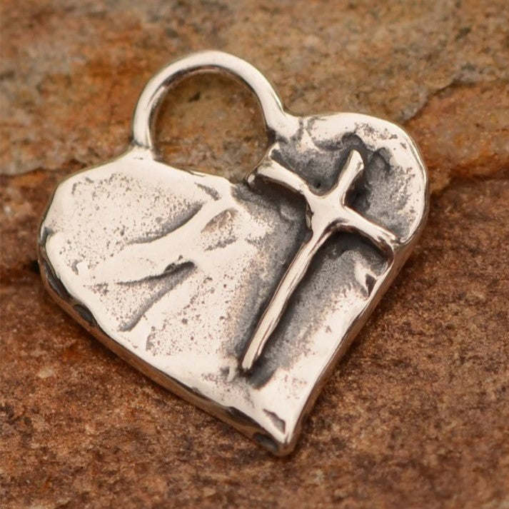 „Glaube an die Liebe“-Miniaturanhänger aus 925er Silber – christliches Herz mit Kreuz, handgefertigtes Symbol spiritueller Liebe | Art Diva