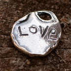 „Herz mit LOVE“-Anhänger aus 925er Silber – doppelseitiger Talisman für Liebe und emotionale Verbundenheit im Boho- und rustikalen Stil | Art Diva