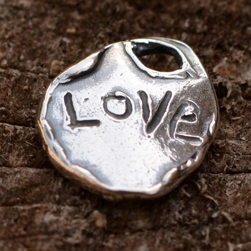 „Herz mit LOVE“-Anhänger aus 925er Silber – doppelseitiger Talisman für Liebe und emotionale Verbundenheit im Boho- und rustikalen Stil | Art Diva