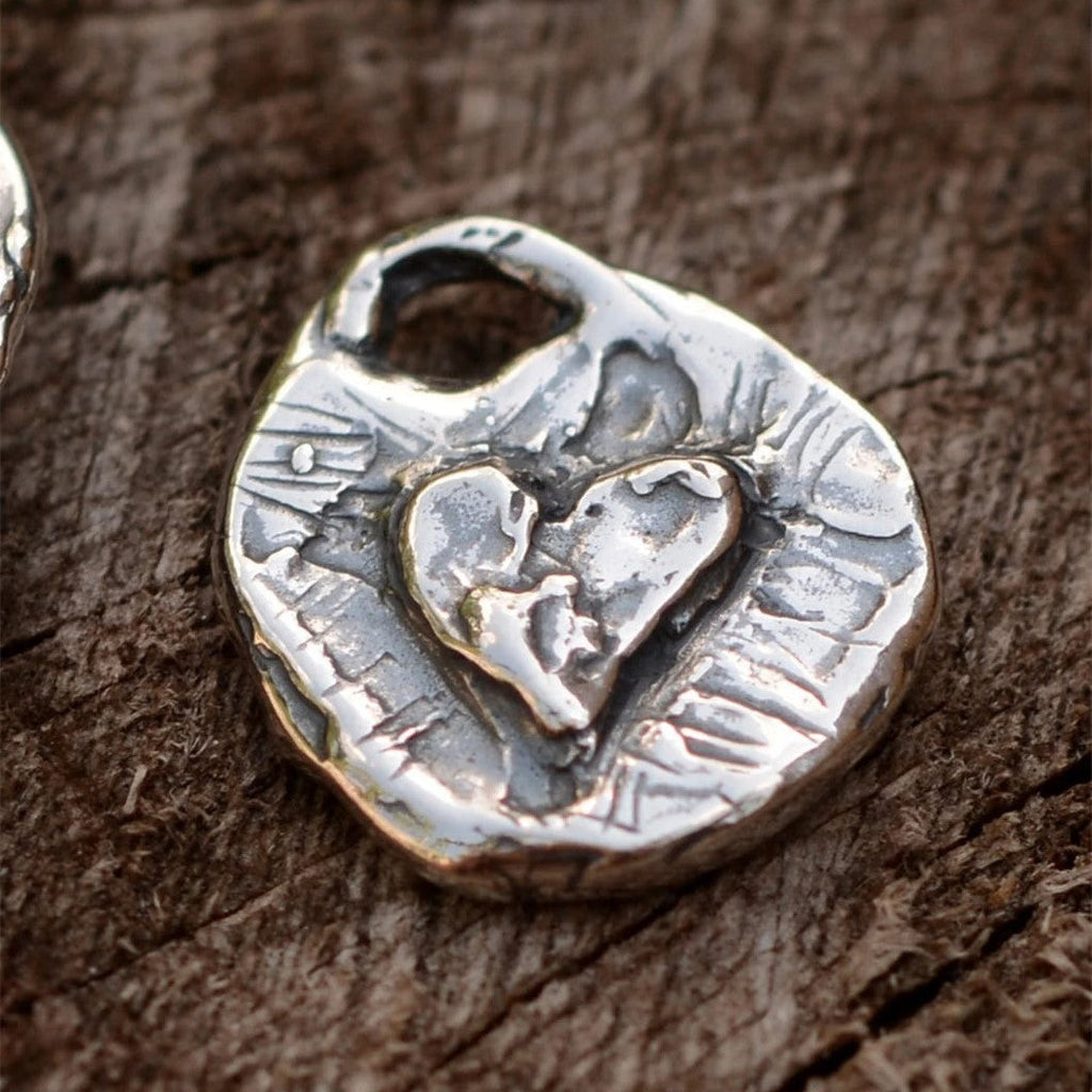„Herz mit LOVE“-Anhänger aus 925er Silber – doppelseitiger Talisman für Liebe und emotionale Verbundenheit im Boho- und rustikalen Stil | Art Diva