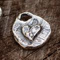 „Herz mit LOVE“-Anhänger aus 925er Silber – doppelseitiger Talisman für Liebe und emotionale Verbundenheit im Boho- und rustikalen Stil | Art Diva