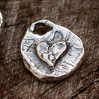 „Herz mit LOVE“-Anhänger aus 925er Silber – doppelseitiger Talisman für Liebe und emotionale Verbundenheit im Boho- und rustikalen Stil | Art Diva