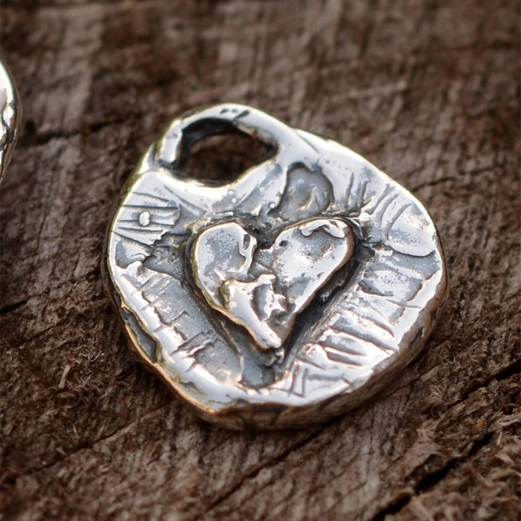 „Herz mit LOVE“-Anhänger aus 925er Silber – doppelseitiger Talisman für Liebe und emotionale Verbundenheit im Boho- und rustikalen Stil | Art Diva