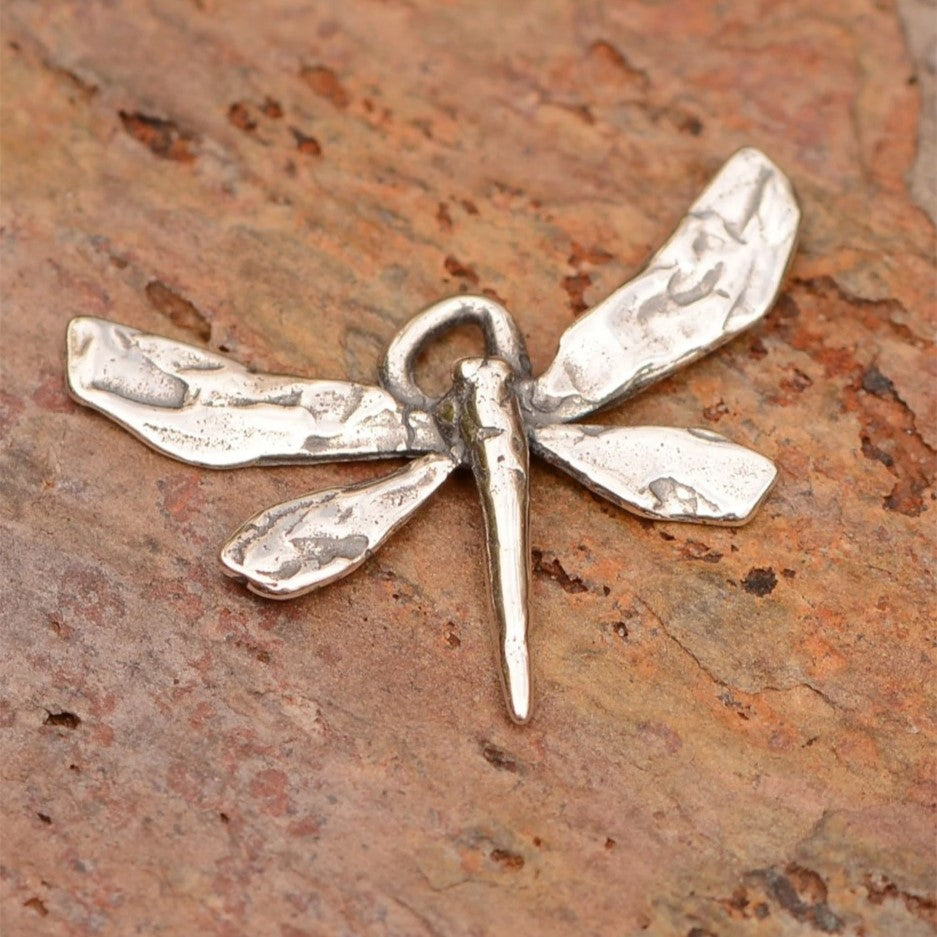 „Libelle“-Anhänger aus 925er Silber – Talisman für Veränderung, Leichtigkeit und innere Freiheit, handgefertigt im Boho-Stil | Art Diva