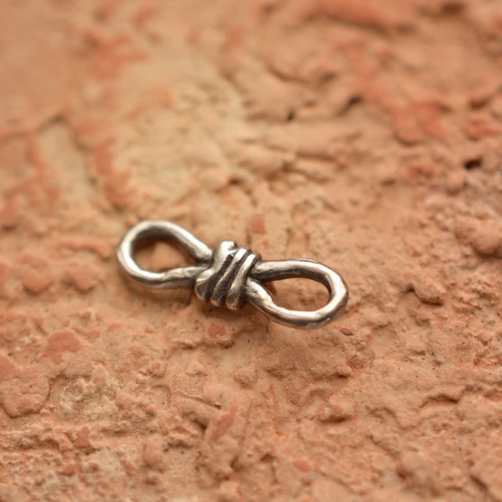 Schmuck aus 925er Silber – Knoten der unendlichen Liebe, handgefertigter Anhänger mit Ewigkeitssymbol für Armband oder Halskette, rustikaler Skulpturenschmuck | Art Diva