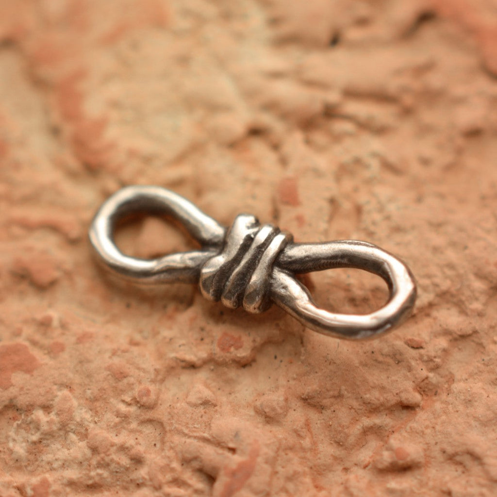 Schmuck aus 925er Silber – Knoten der unendlichen Liebe, handgefertigter Anhänger mit Ewigkeitssymbol für Armband oder Halskette, rustikaler Skulpturenschmuck | Art Diva