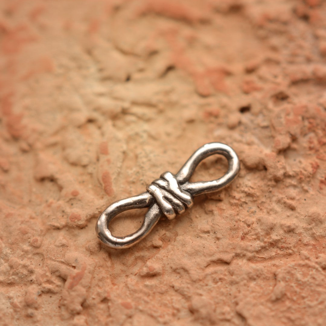 Schmuck aus 925er Silber – Knoten der unendlichen Liebe, handgefertigter Anhänger mit Ewigkeitssymbol für Armband oder Halskette, rustikaler Skulpturenschmuck | Art Diva