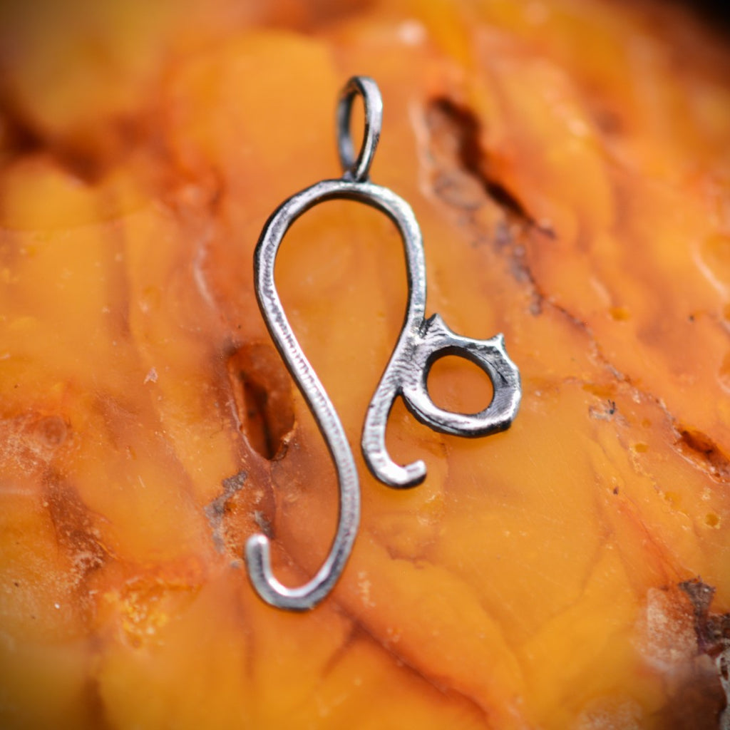 „Kätzchen“-Anhänger aus 925er Silber mit partieller Oxidation – filigranes Symbol für Unabhängigkeit und Intuition, Skulpturenschmuck im Boho-Stil | Art Diva