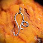 „Kätzchen“-Anhänger aus 925er Silber mit partieller Oxidation – filigranes Symbol für Unabhängigkeit und Intuition, Skulpturenschmuck im Boho-Stil | Art Diva