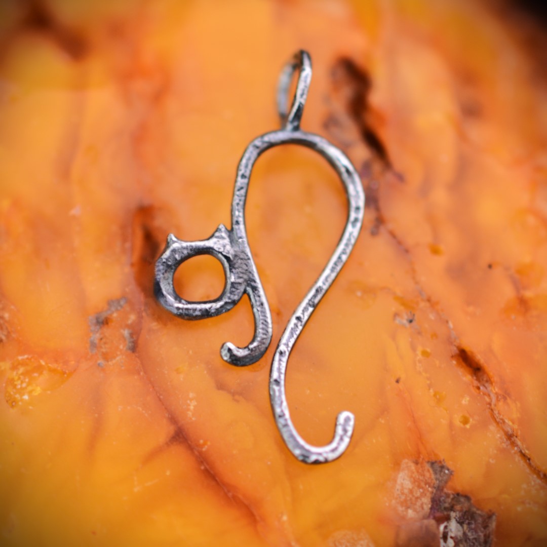 „Kätzchen“-Anhänger aus 925er Silber mit partieller Oxidation – filigranes Symbol für Unabhängigkeit und Intuition, Skulpturenschmuck im Boho-Stil | Art Diva