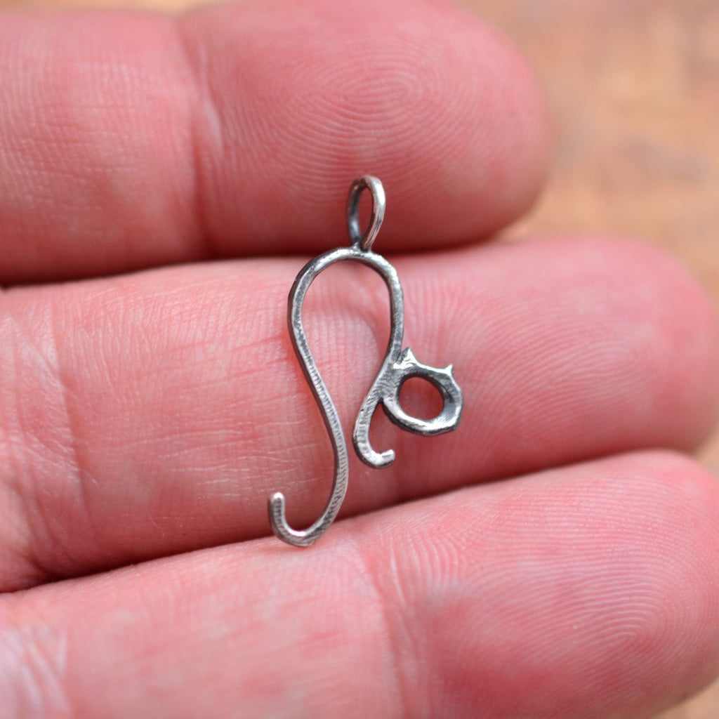 „Kätzchen“-Anhänger aus 925er Silber mit partieller Oxidation – filigranes Symbol für Unabhängigkeit und Intuition, Skulpturenschmuck im Boho-Stil | Art Diva