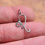 „Kätzchen“-Anhänger aus 925er Silber mit partieller Oxidation – filigranes Symbol für Unabhängigkeit und Intuition, Skulpturenschmuck im Boho-Stil | Art Diva