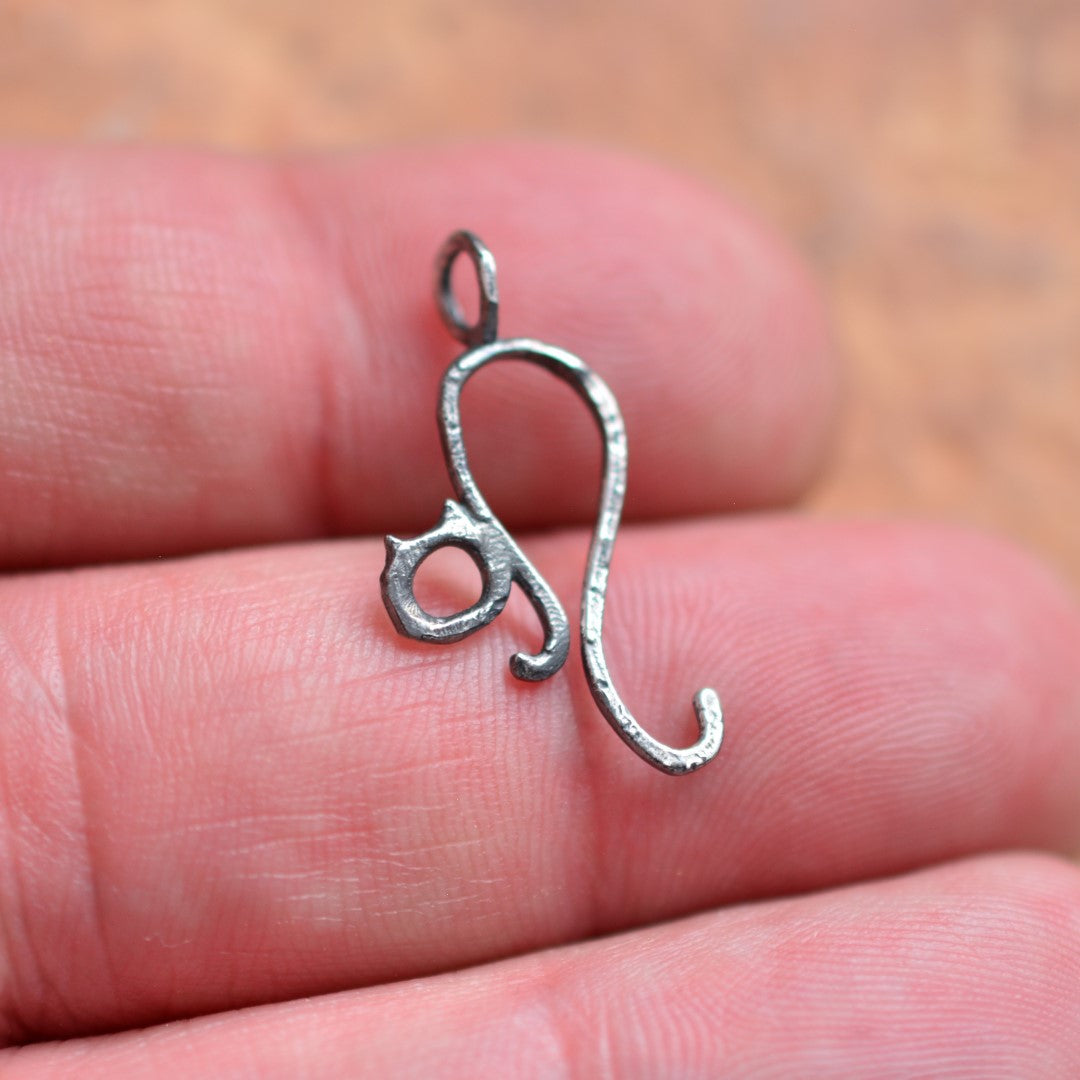 „Kätzchen“-Anhänger aus 925er Silber mit partieller Oxidation – filigranes Symbol für Unabhängigkeit und Intuition, Skulpturenschmuck im Boho-Stil | Art Diva