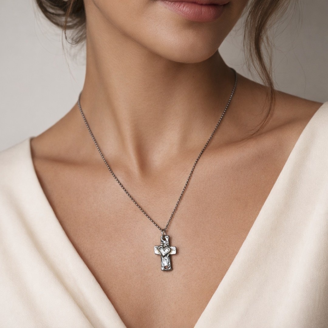 925er Silberanhänger „Kreuz mit Herz“ – handgefertigter Boho-Talisman für Glaube und Liebe, skulpturales Schmuckstück und Geschenk für Mutter, Tochter oder Freundin | Art Diva