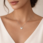 „Glaube an die Liebe“-Miniaturanhänger mit Herz und Kreuz aus 925er Silber mit vergoldeten Akzenten – handgefertigtes Symbol spiritueller Liebe, rustikaler Skulpturenschmuck aus der Kollektion „Glanz“ | Art Diva