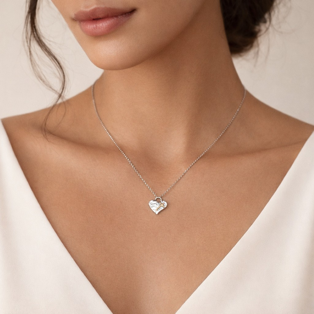 „Glaube an die Liebe“-Miniaturanhänger mit Herz und Kreuz aus 925er Silber mit vergoldeten Akzenten – handgefertigtes Symbol spiritueller Liebe, rustikaler Skulpturenschmuck aus der Kollektion „Glanz“ | Art Diva