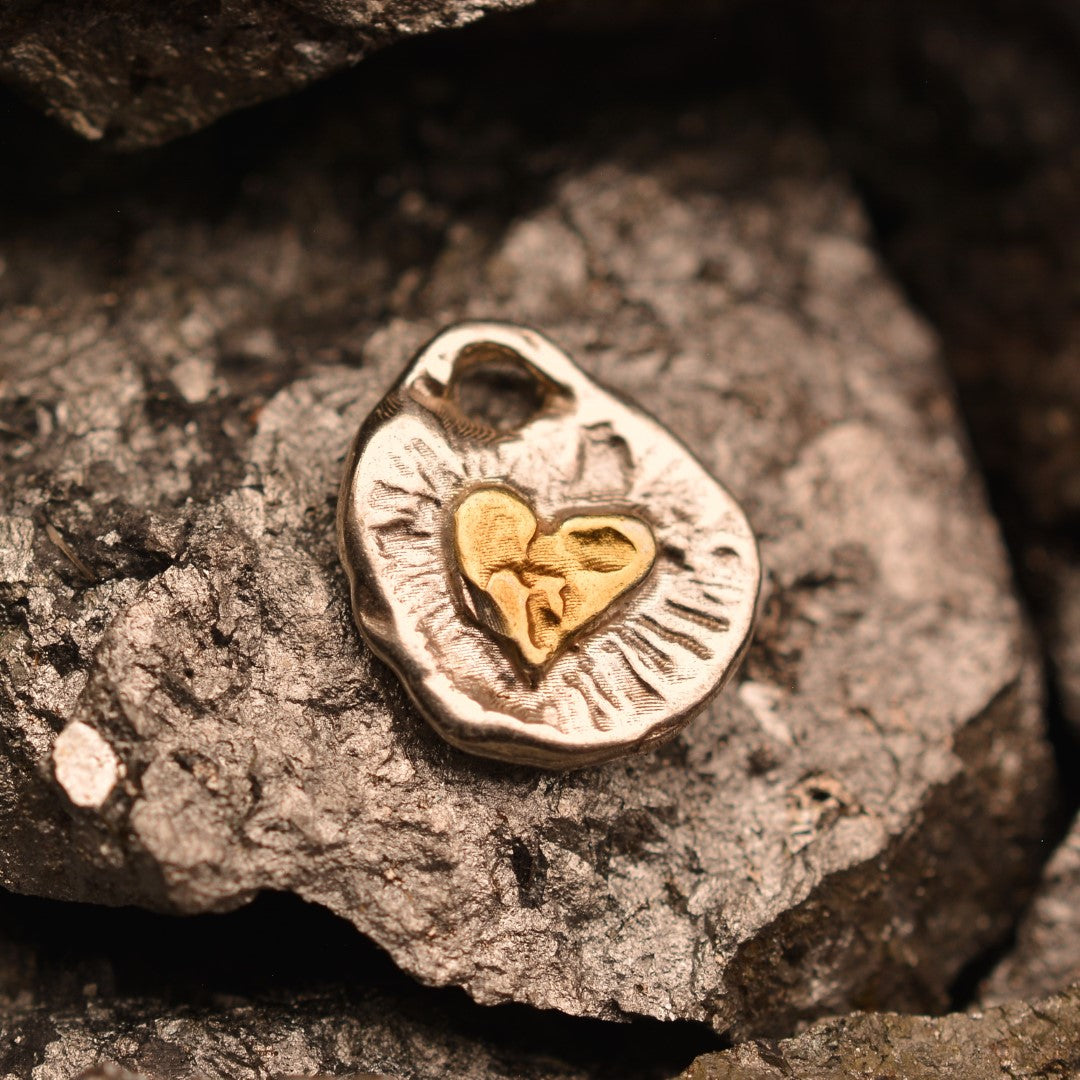 „Goldenes Herz Love“-Anhänger aus 925er Silber mit goldfarbenen Akzenten – handgefertigtes Amulett für Liebe und Licht, Skulpturenschmuck im Boho- und rustikalen Stil | Art Diva