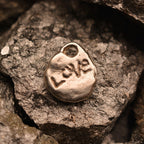 „Goldenes Herz Love“-Anhänger aus 925er Silber mit goldfarbenen Akzenten – handgefertigtes Amulett für Liebe und Licht, Skulpturenschmuck im Boho- und rustikalen Stil | Art Diva
