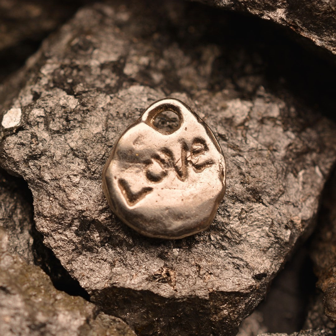 „Goldenes Herz Love“-Anhänger aus 925er Silber mit goldfarbenen Akzenten – handgefertigtes Amulett für Liebe und Licht, Skulpturenschmuck im Boho- und rustikalen Stil | Art Diva