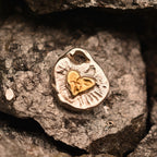 „Goldenes Herz Love“-Anhänger aus 925er Silber mit goldfarbenen Akzenten – handgefertigtes Amulett für Liebe und Licht, Skulpturenschmuck im Boho- und rustikalen Stil | Art Diva
