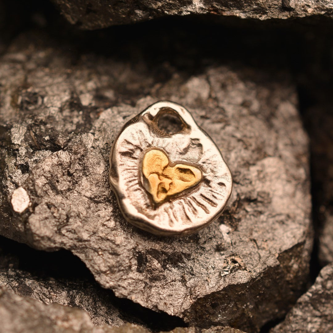 „Goldenes Herz Love“-Anhänger aus 925er Silber mit goldfarbenen Akzenten – handgefertigtes Amulett für Liebe und Licht, Skulpturenschmuck im Boho- und rustikalen Stil | Art Diva
