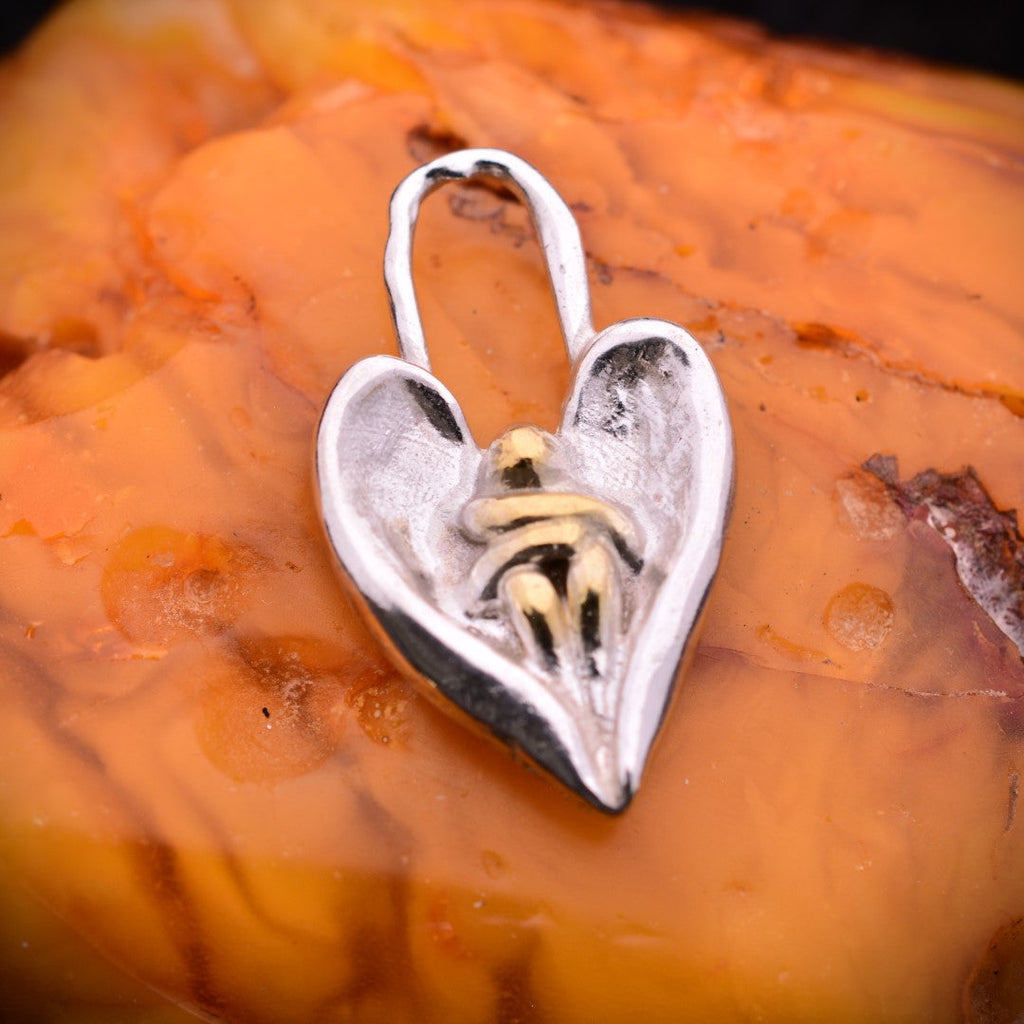 „Engelsumarmung“-Anhänger aus 925er Silber mit goldfarbenen Akzenten – Talisman für Trost und Schutz, Skulpturenschmuck im Boho- und rustikalen Stil | Art Diva