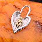 „Engelsumarmung“-Anhänger aus 925er Silber mit goldfarbenen Akzenten – Talisman für Trost und Schutz, Skulpturenschmuck im Boho- und rustikalen Stil | Art Diva