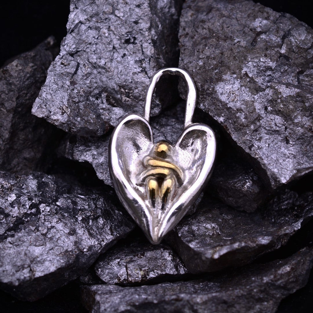 „Engelsumarmung“-Anhänger aus 925er Silber mit goldfarbenen Akzenten – Talisman für Trost und Schutz, Skulpturenschmuck im Boho- und rustikalen Stil | Art Diva