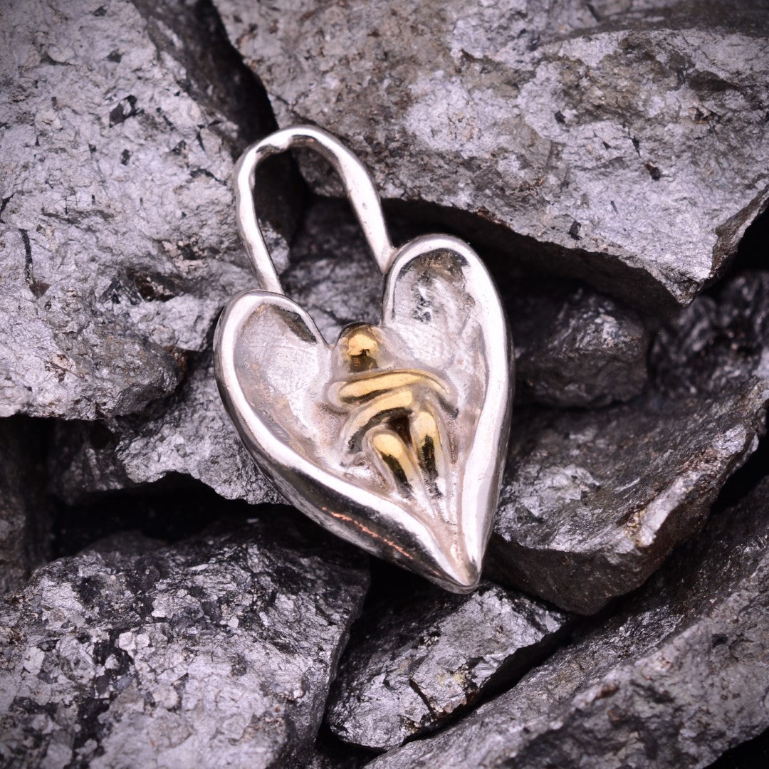 „Engelsumarmung“-Anhänger aus 925er Silber mit goldfarbenen Akzenten – Talisman für Trost und Schutz, Skulpturenschmuck im Boho- und rustikalen Stil | Art Diva