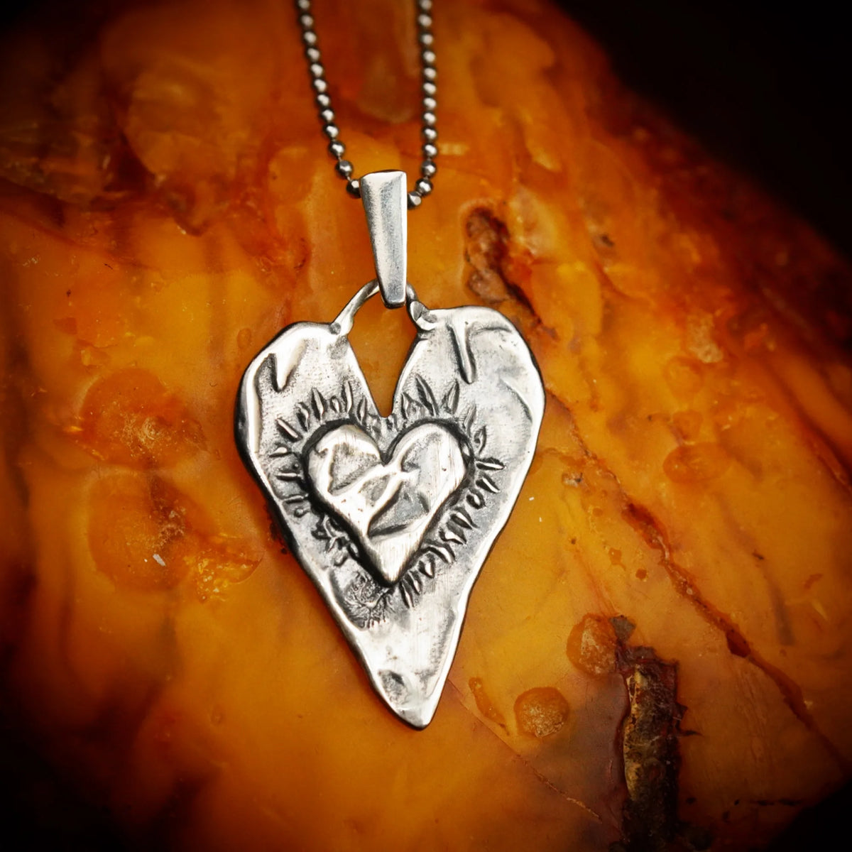 Herz-in-Herz-Anhänger aus 925er Silber – Talisman für Liebe und tiefe Verbundenheit, handgefertigter Skulpturenschmuck im Boho- und rustikalen Stil | Art Diva