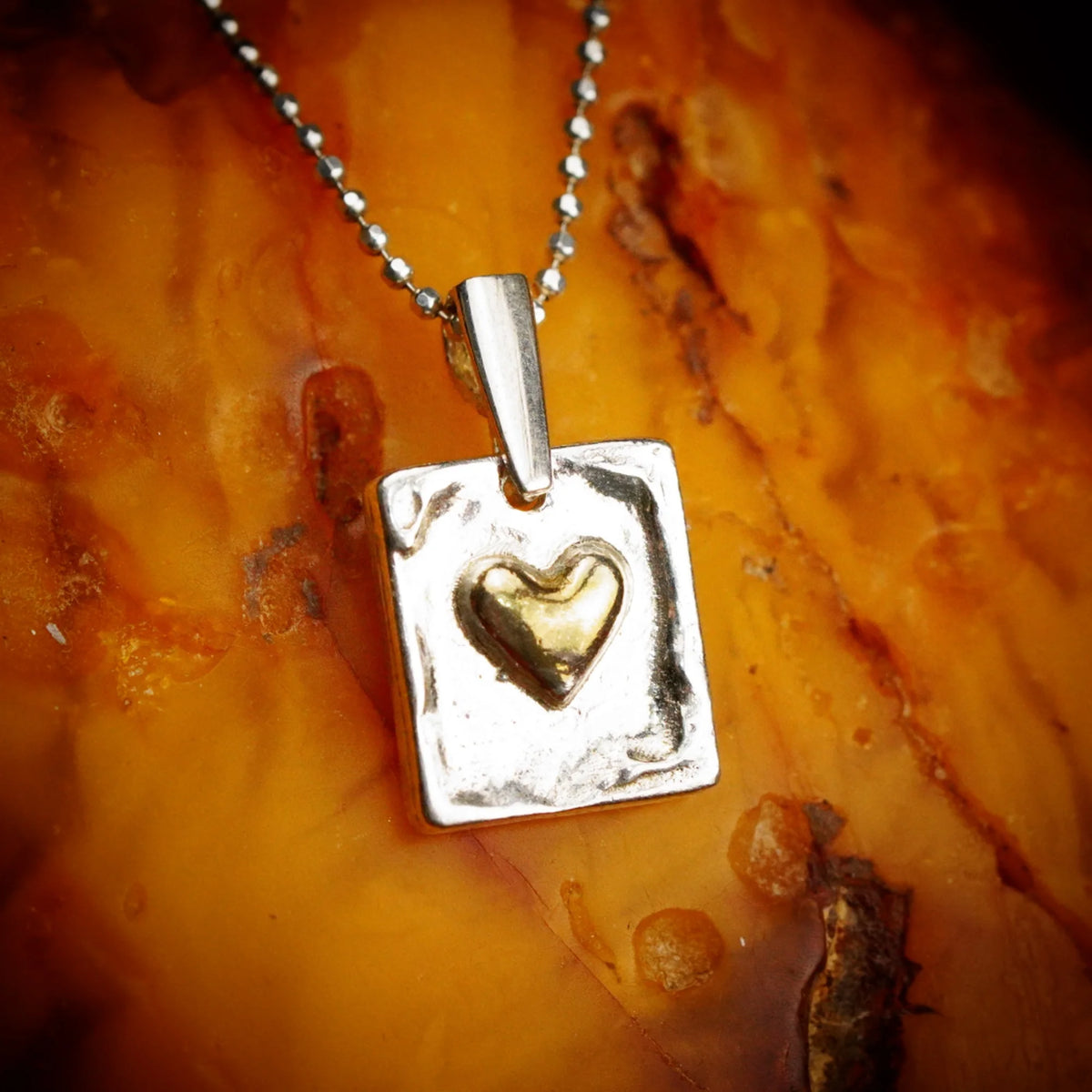 „Goldenes Herz“ – handgefertigter Anhänger aus 925er Silber, Talisman für Liebe, Skulpturenschmuck im Boho- und rustikalen Stil | Art Diva