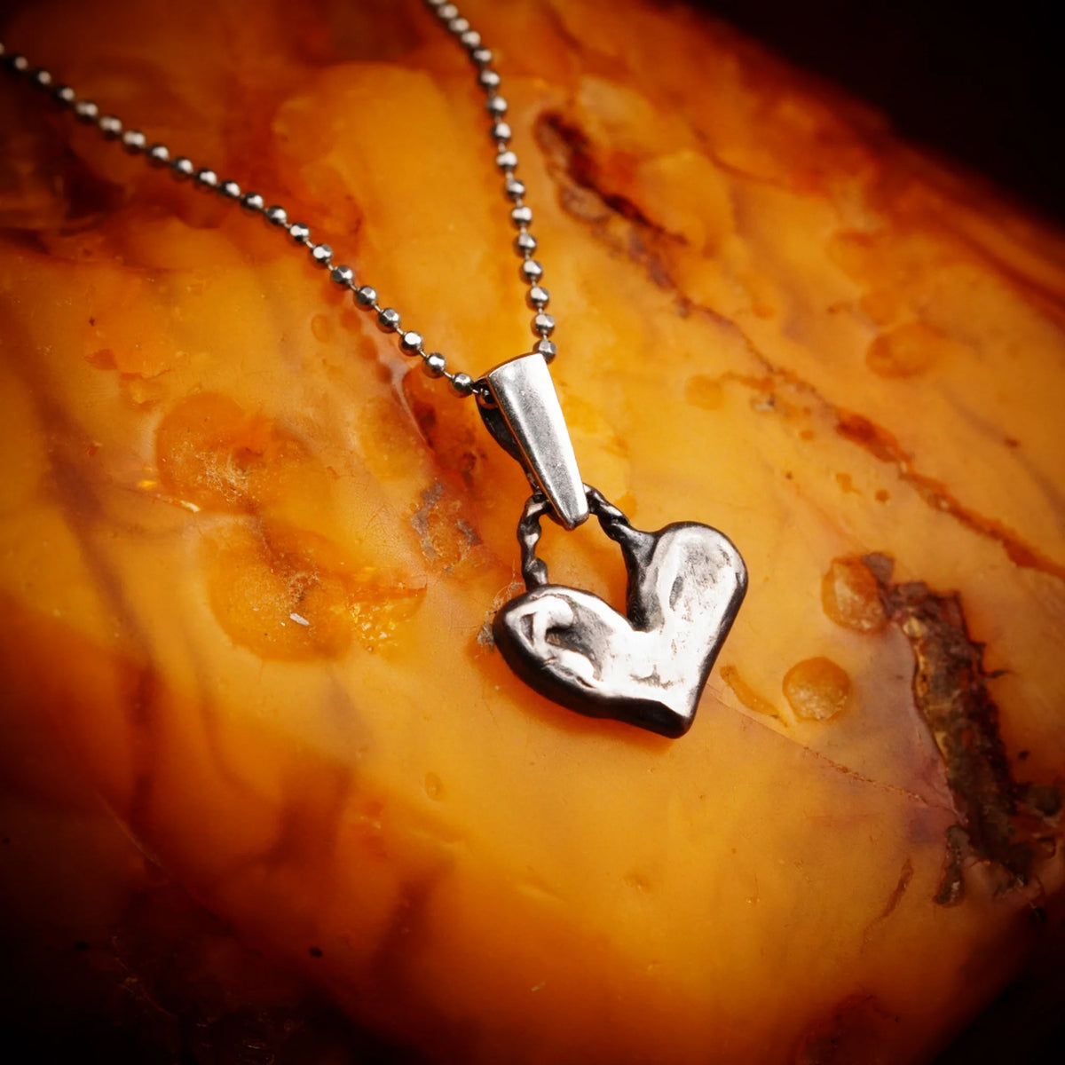 Kleines Herz mit gedrehter Öse – Anhänger aus 925er Silber | Symbol für Liebe & Verbundenheit | Art Diva